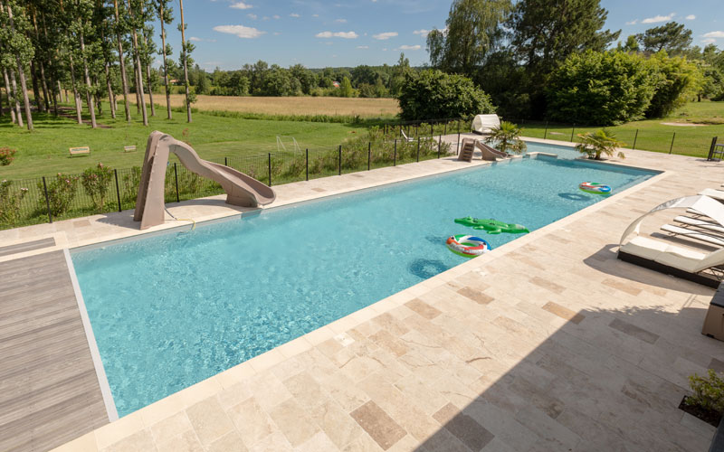 image one-piece concrete pool installed by a pool specialist in Dordogne Montpon, Castillon La Bataille